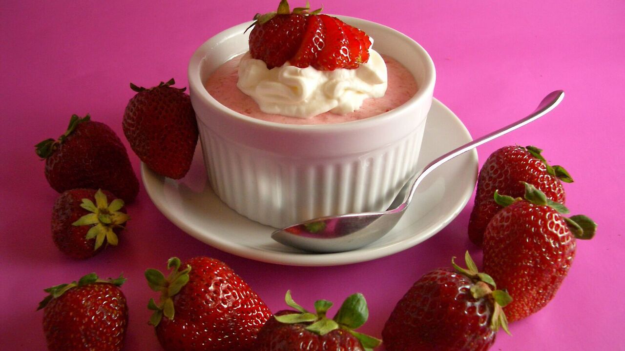 Delicate strawberry soufflé without baking: you need only 5 ingredients