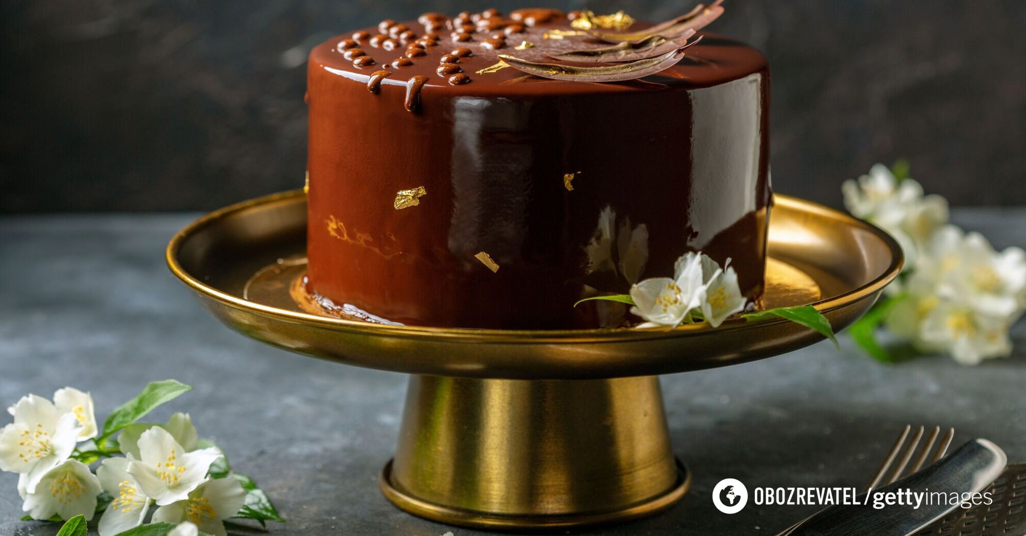 Chocolate cake with mirror icing