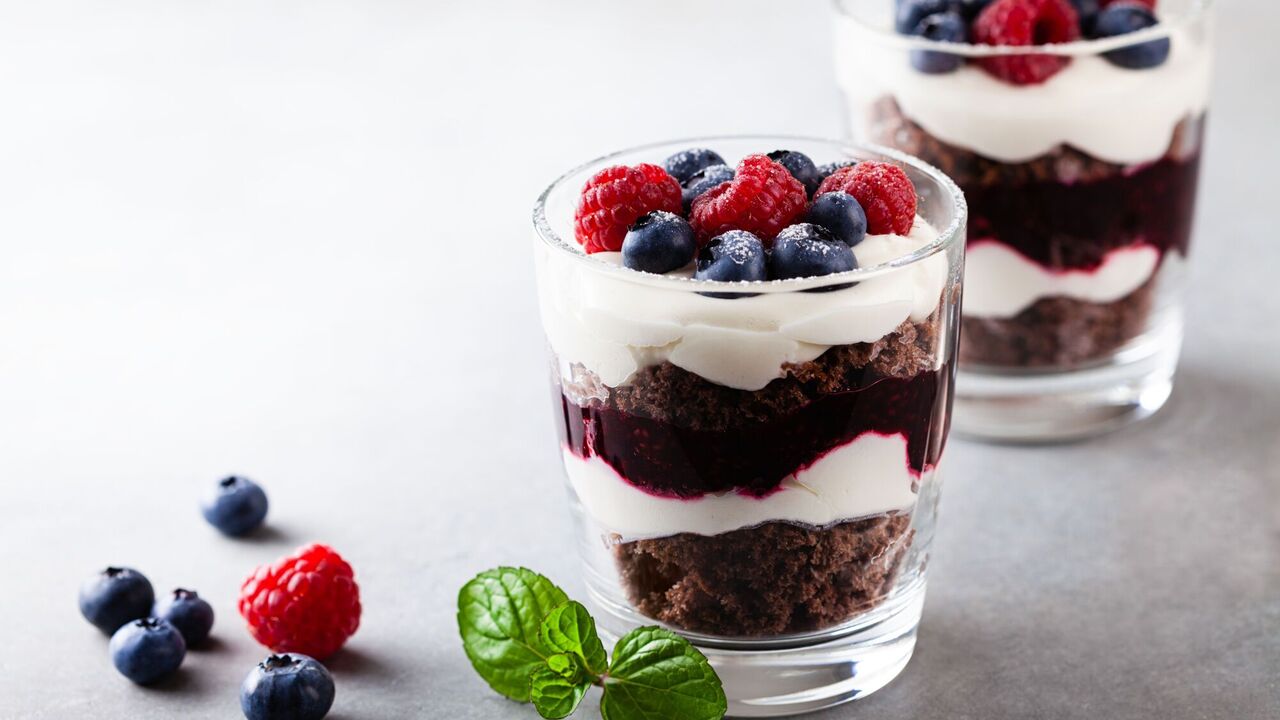Chocolate trifle with berries