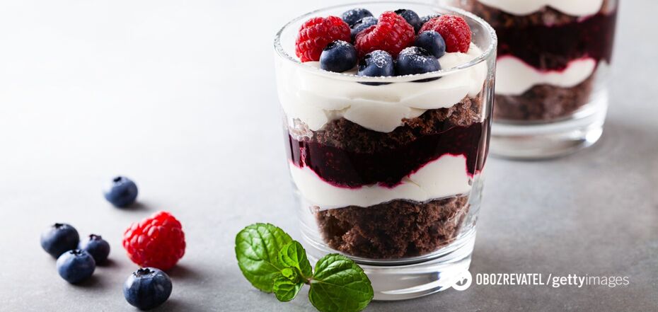 Chocolate trifle with berries