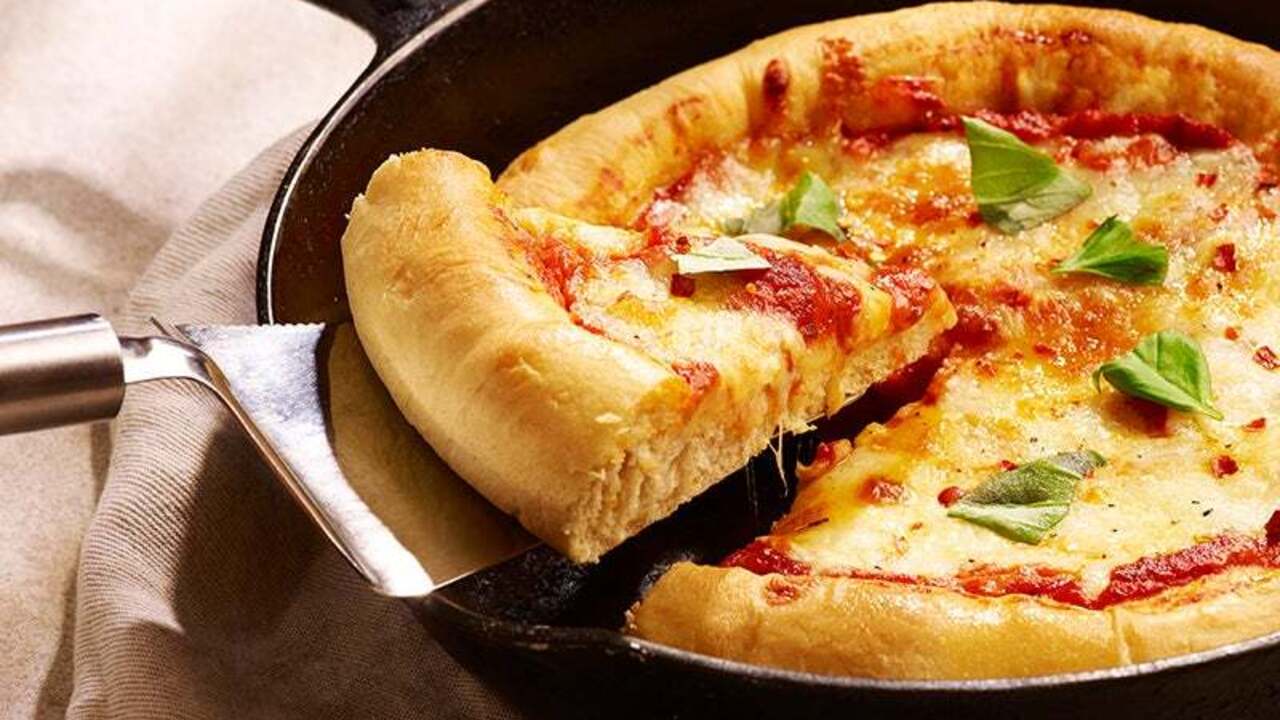 Basic pizza in a pan in minutes: how to make a simple dough