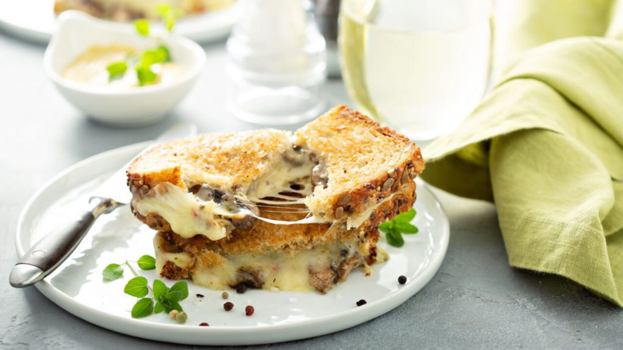 Hearty hot sandwiches in a pan: a recipe for a quick snack