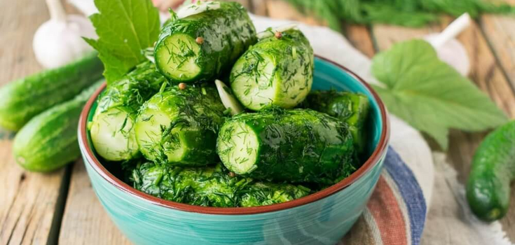 Lightly salted cucumbers in mineral water: very crispy