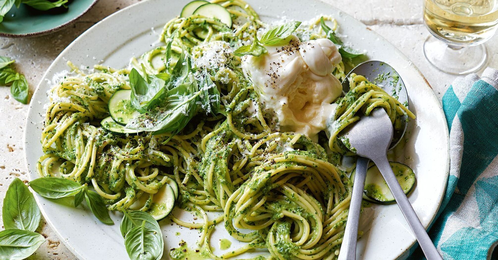 Healthy and tasty: zucchini pasta with cheese and tomatoes for dinner