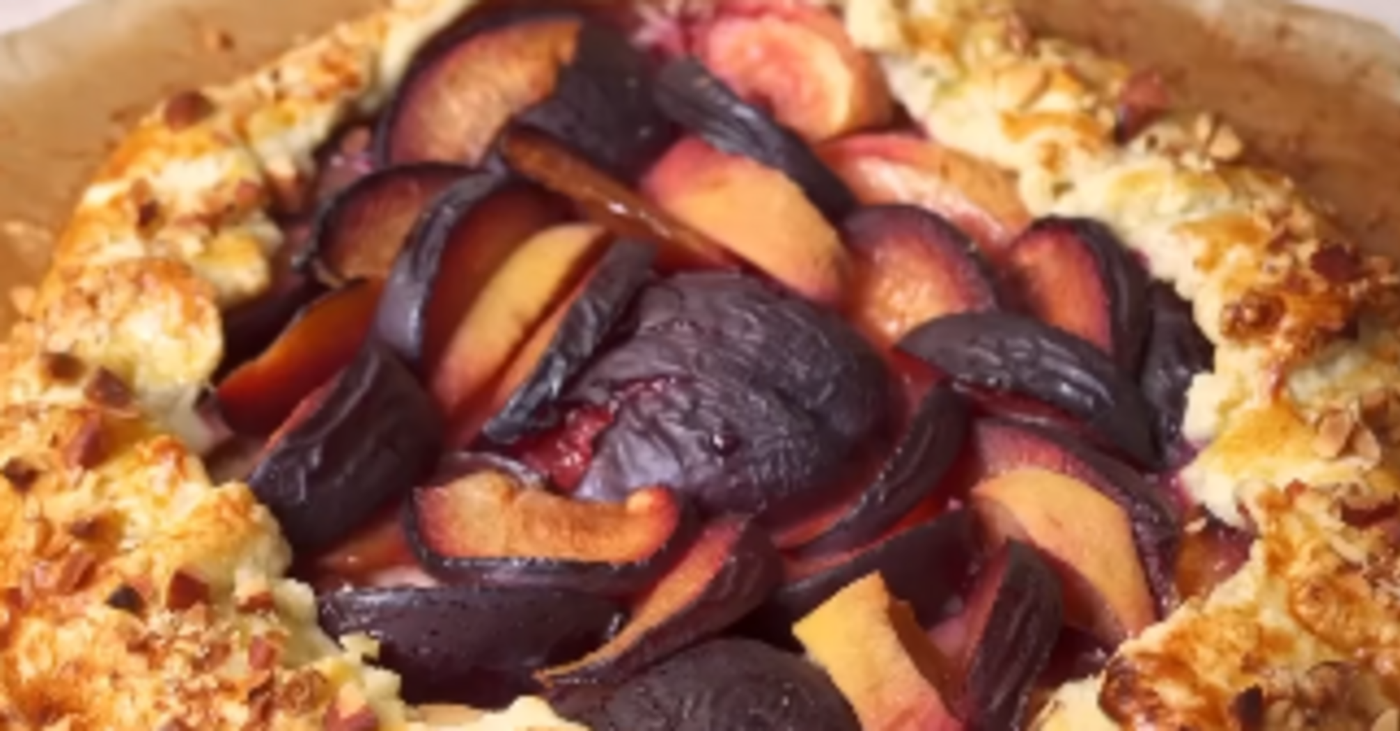 Crispy biscuit with plums and apples: how to make a successful dough
