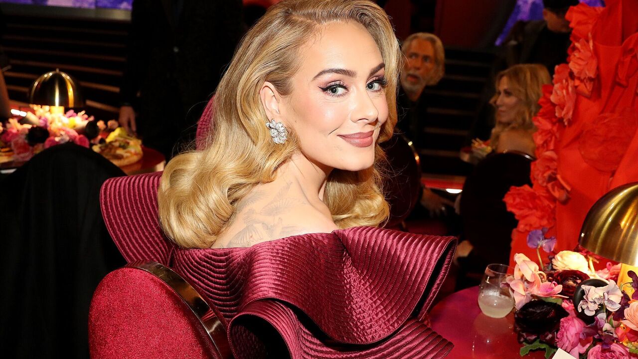 Adele gives a boost to fall mood by changing classic French for velvet nails. Photo