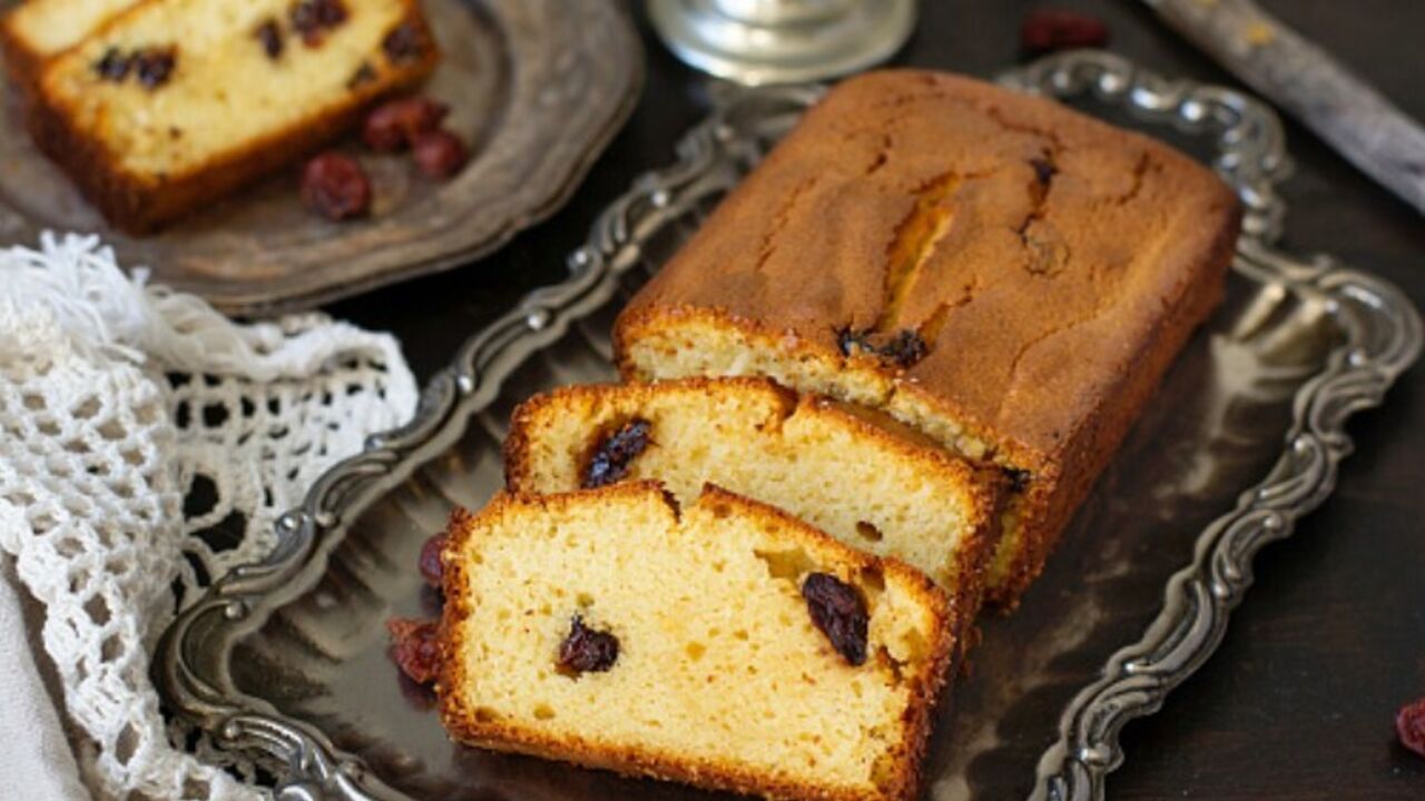 Moist berry and semolina cake: how to use wheat grits in a new way