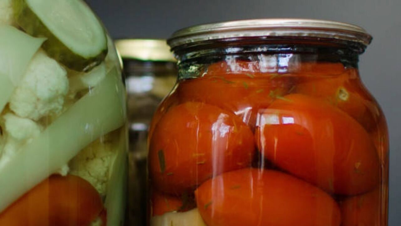 Sweet pickled tomatoes for the winter: what to add