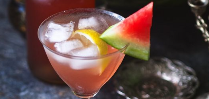 How to prepare homemade watermelon liqueur: the perfect drink for summer
