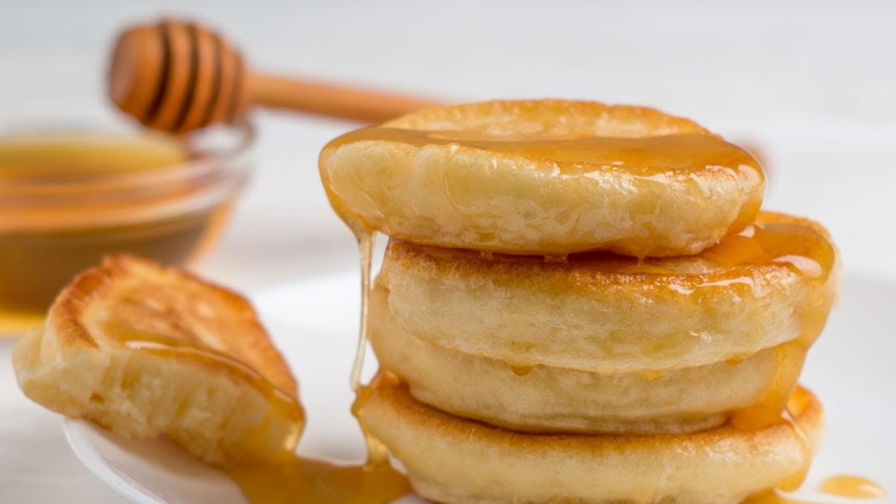 Fluffy pancakes with apples: the dough is prepared without eggs
