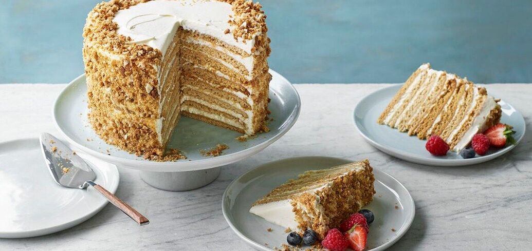 Homemade honey cake with sour cream: cooked without an oven