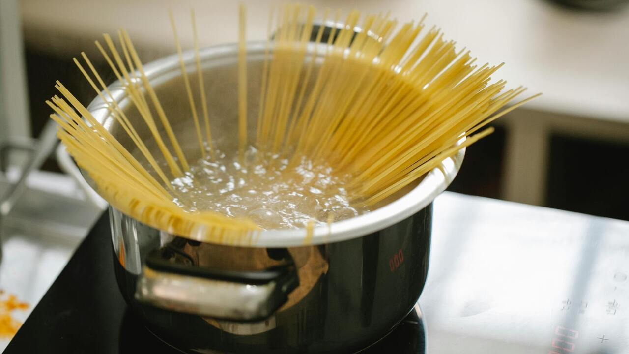 How much water should you really add to cook pasta: the chef answers