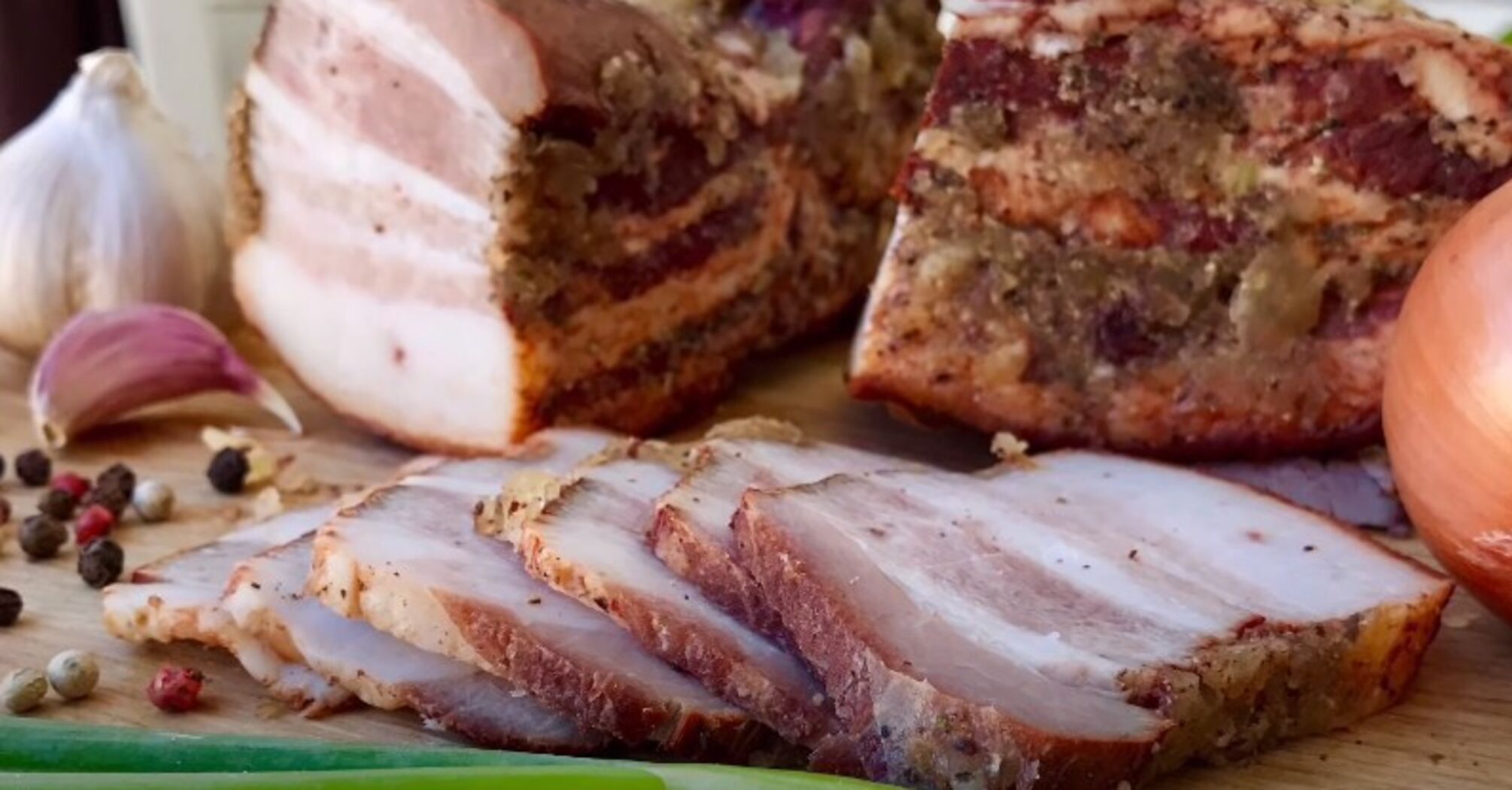 Home-style lard: the most delicious recipe in onion skins