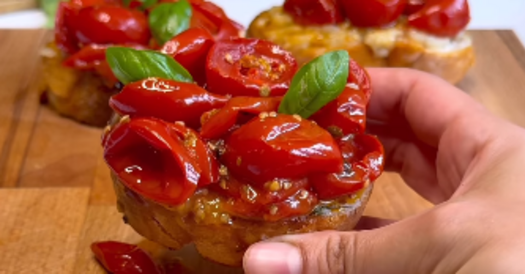 A simple and delicious appetizer of baked garlic and cherry tomatoes: how to cook