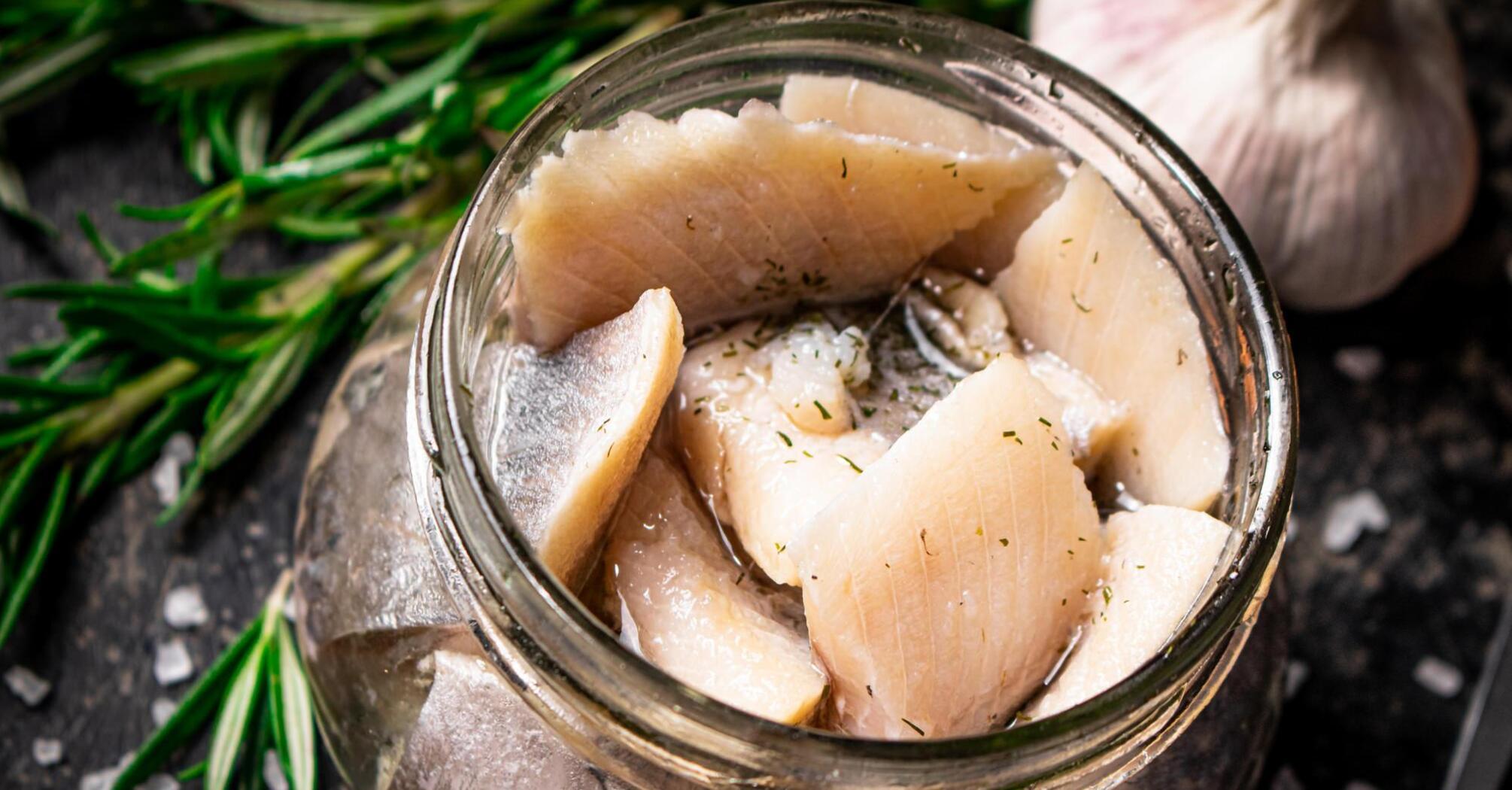 How to cook delicious herring from silver carp: the fish is very juicy and spicy