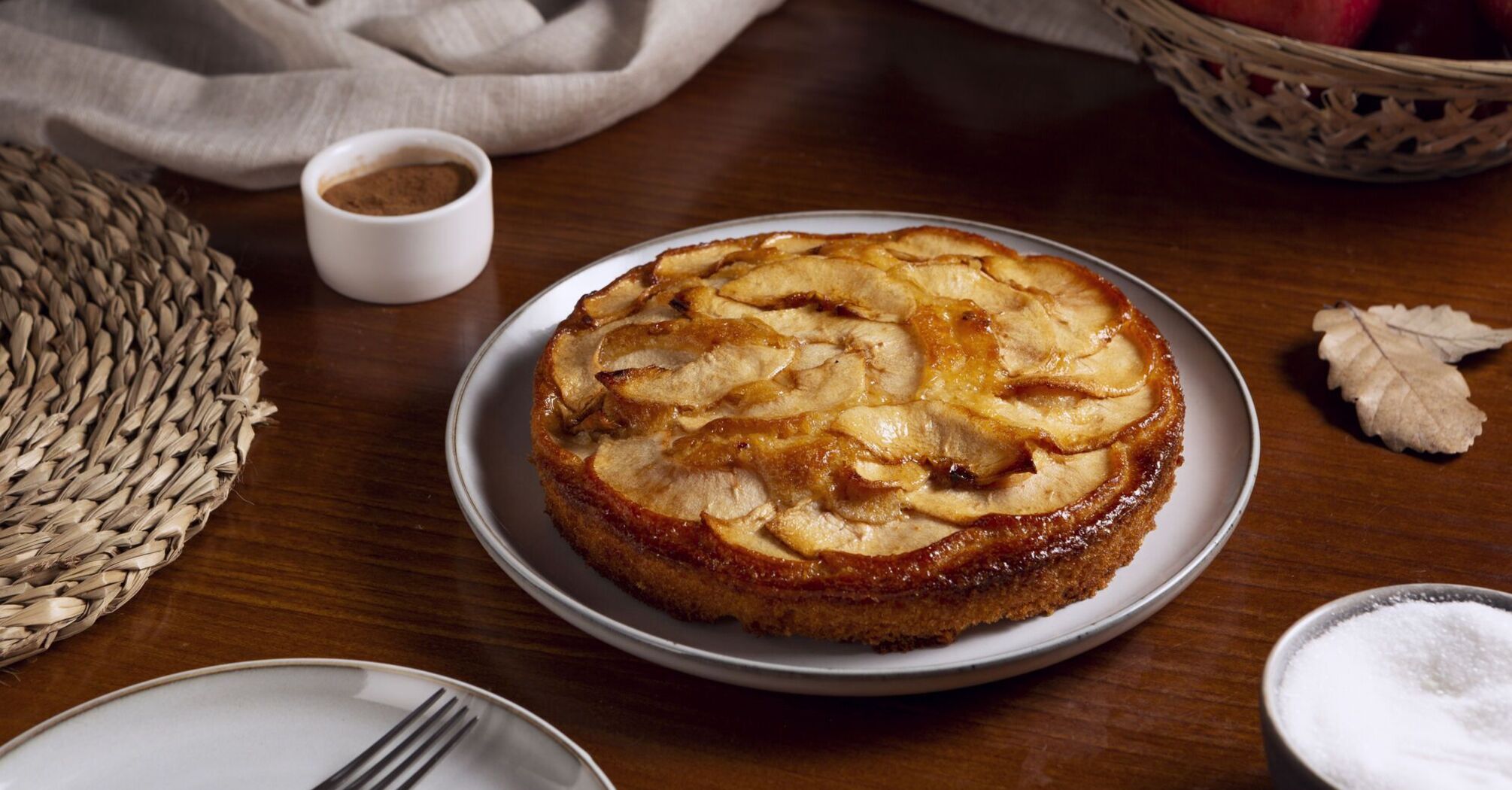 More delicious than charlotte: how to make an apple cake with delicate sour cream cream