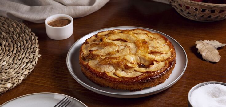 More delicious than charlotte: how to make an apple cake with delicate sour cream cream