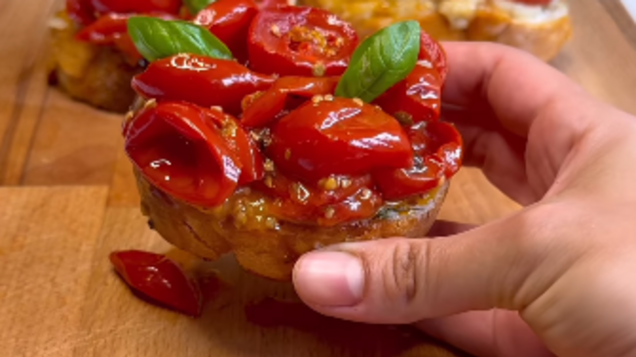A simple and delicious appetizer of baked garlic and cherry tomatoes: how to cook