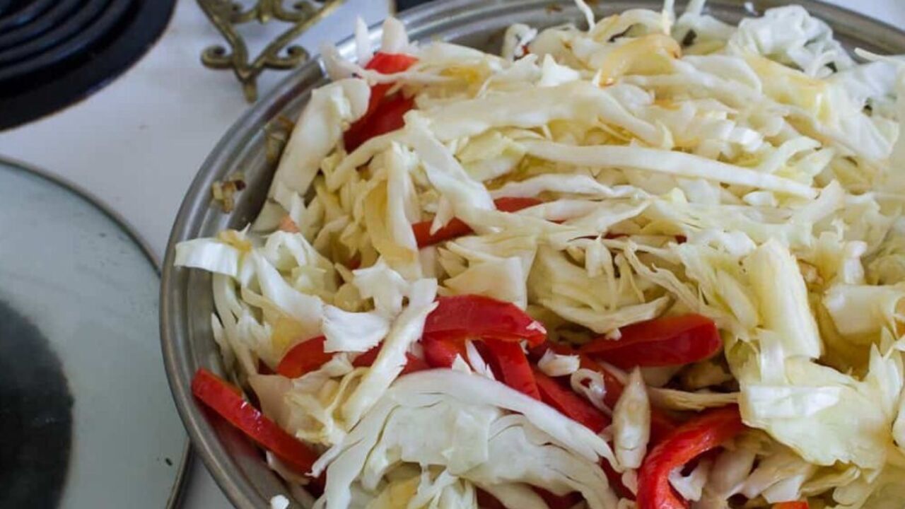 Sweet sauerkraut with bell peppers that can be eaten after 3 days