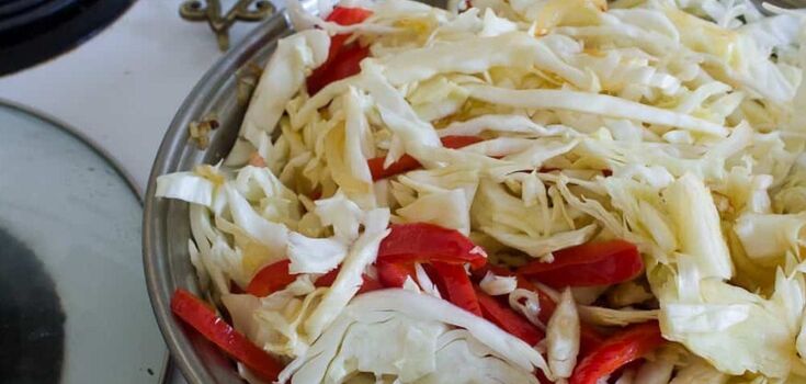 Sweet sauerkraut with bell peppers that can be eaten after 3 days