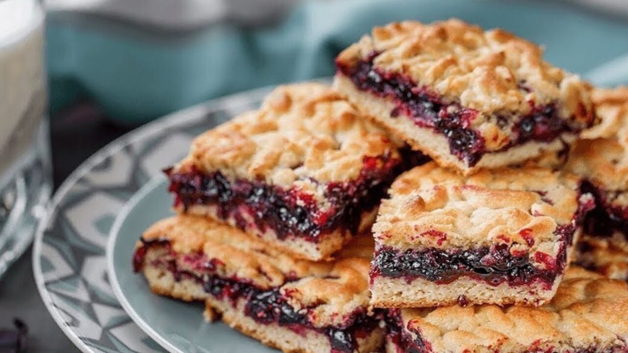Recipe for grated biscuits with jam