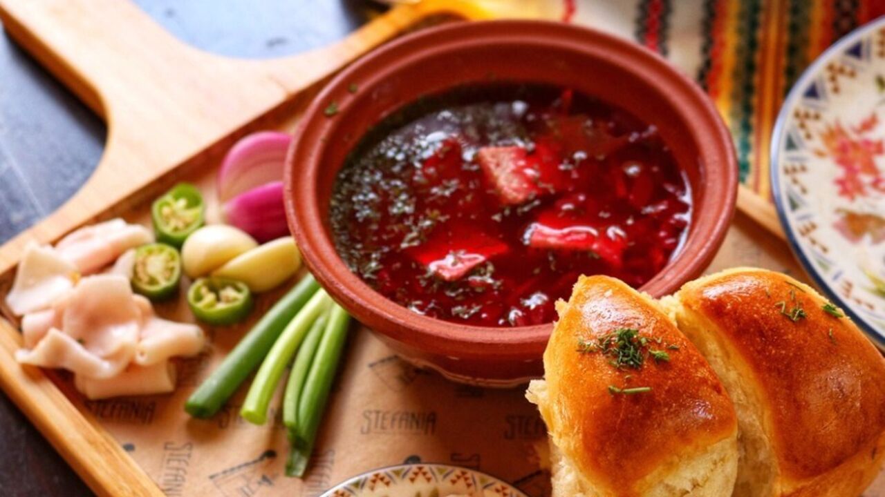 Puffy and tall garlic buns for borscht: how to prepare successful dough