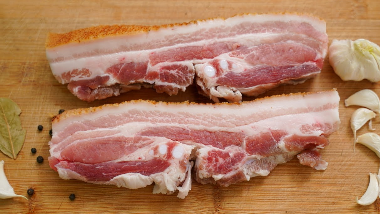 Boiled bacon with spices in a bag: the method is also suitable for the underbelly