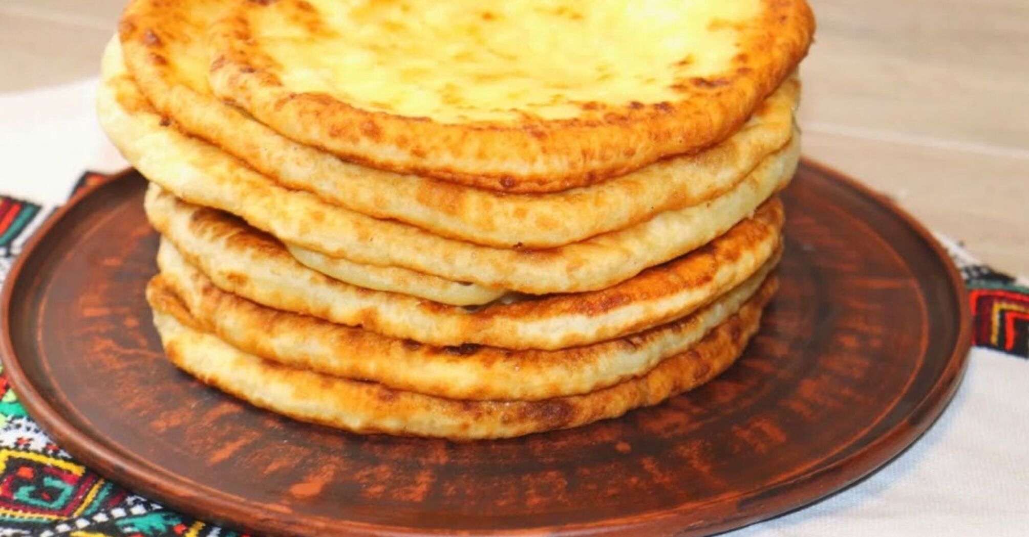 How to prepare cheese palianytsia in a pan: a budget alternative to bread