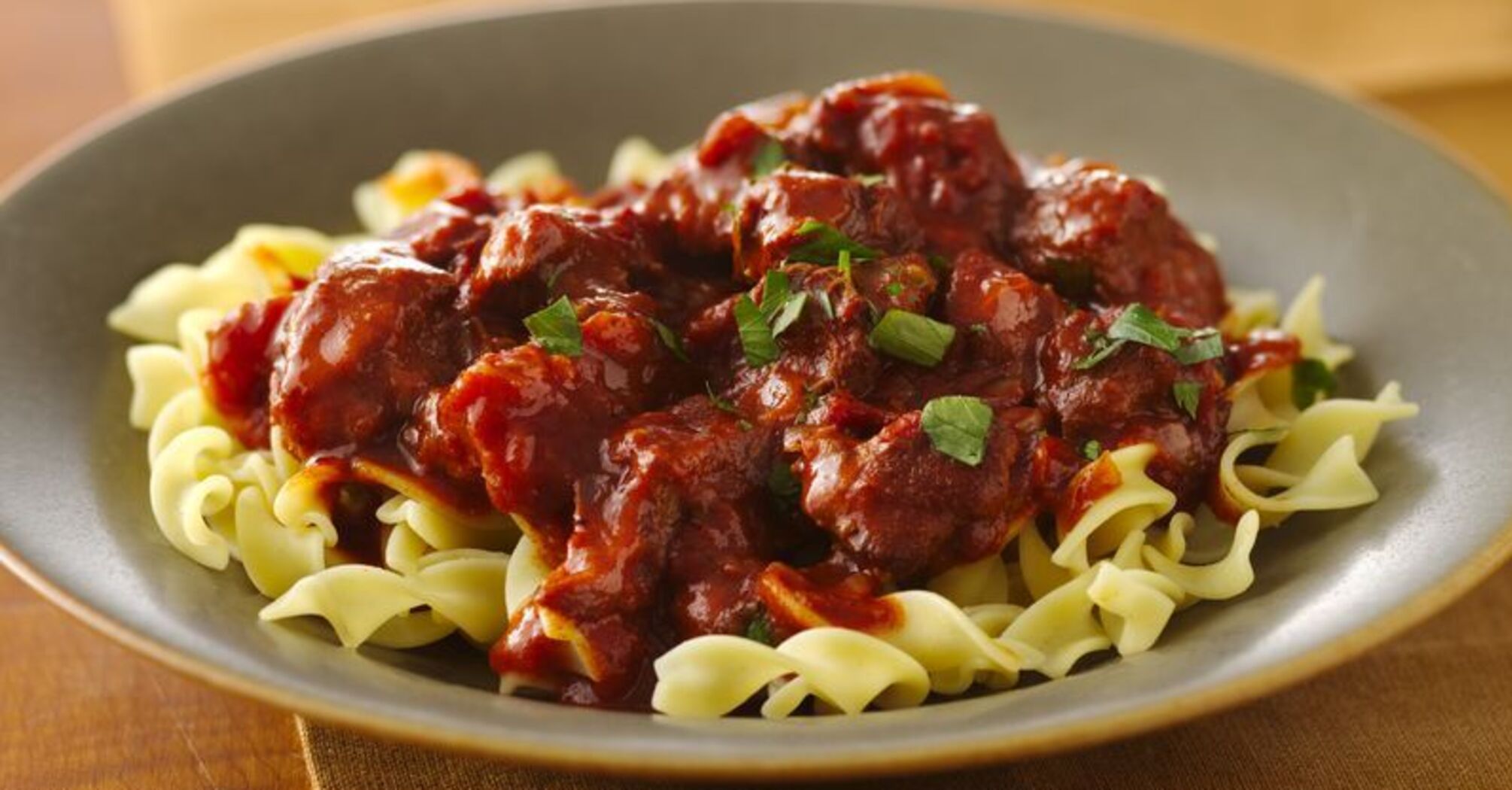 Goulash with soft and juicy meat: for porridge, pasta and potatoes