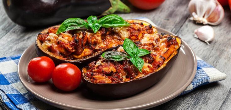 Delicious baked eggplant with minced meat for a hearty lunch: how to prepare