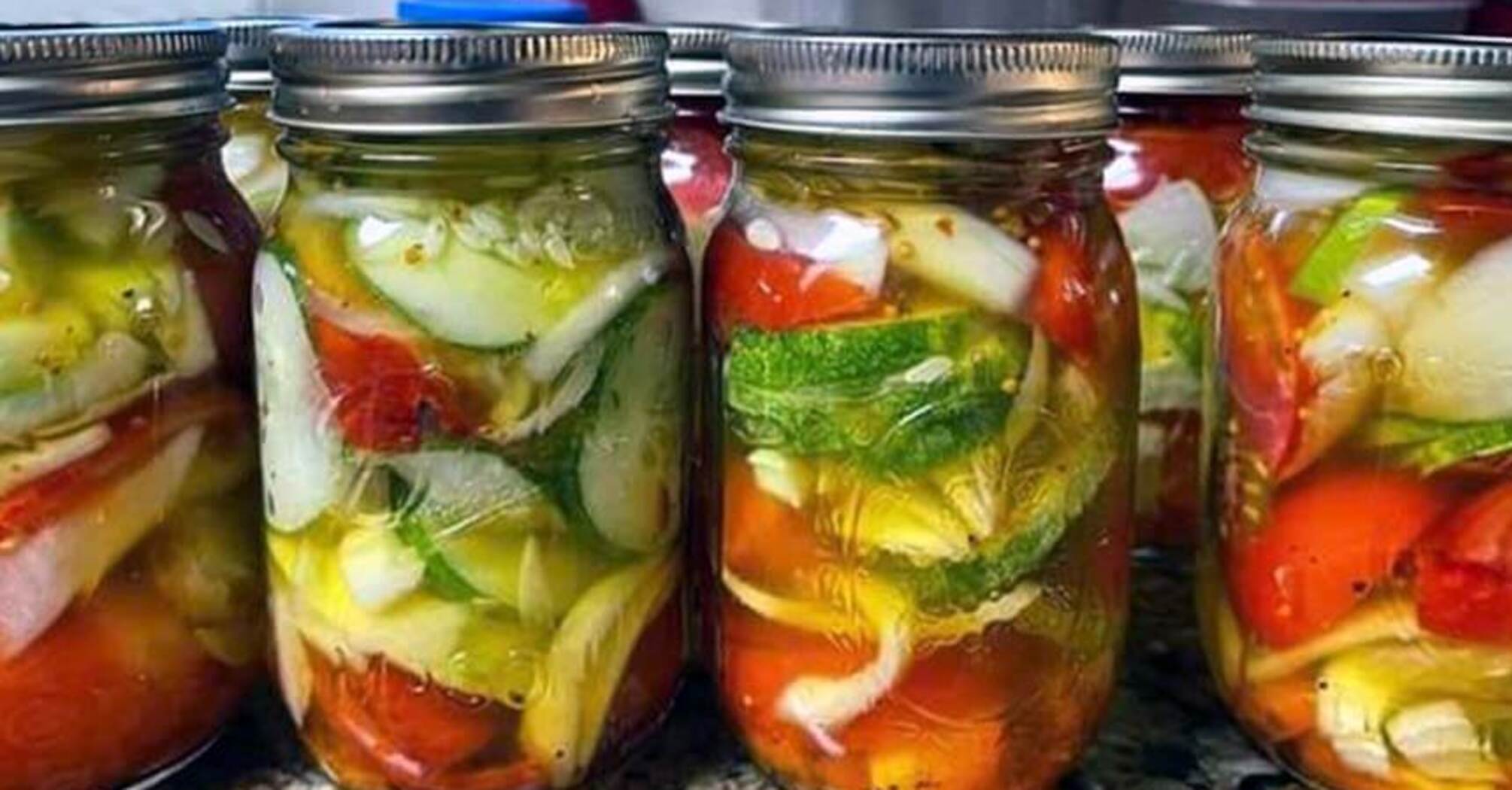 How to pickle cucumbers with peppers for winter: recipe for a simple marinade