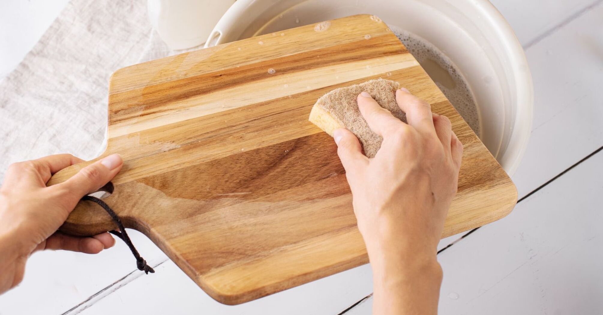 You are washing your kitchen wooden board incorrectly! How to avoid an unpleasant odor