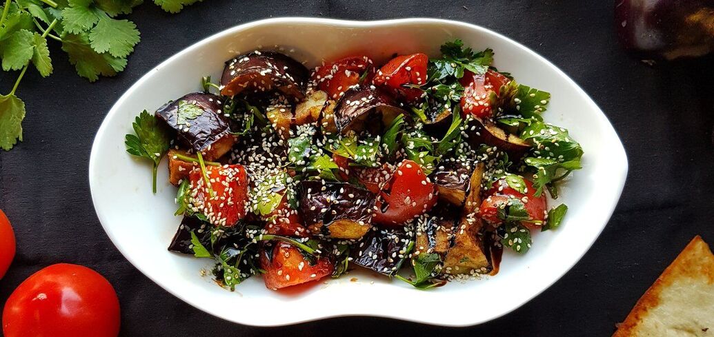 Warm crispy eggplant salad: a recipe for a delicious and satisfying dinner dish