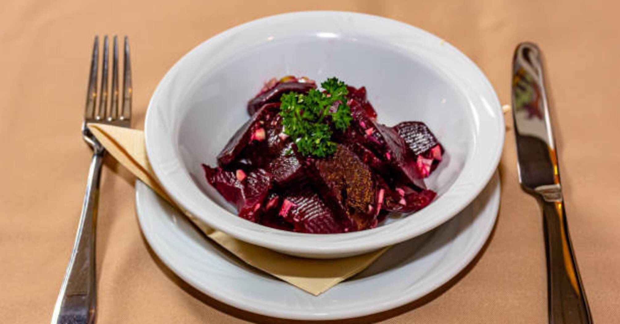 Not only Vinaigrette: how to prepare a healthy salad with baked beets