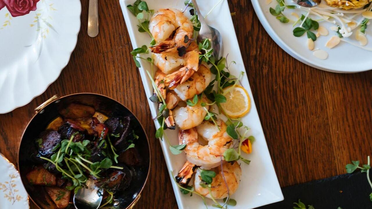 If you are tired of cucumbers and tomatoes: an easy summer salad with shrimp and grapes