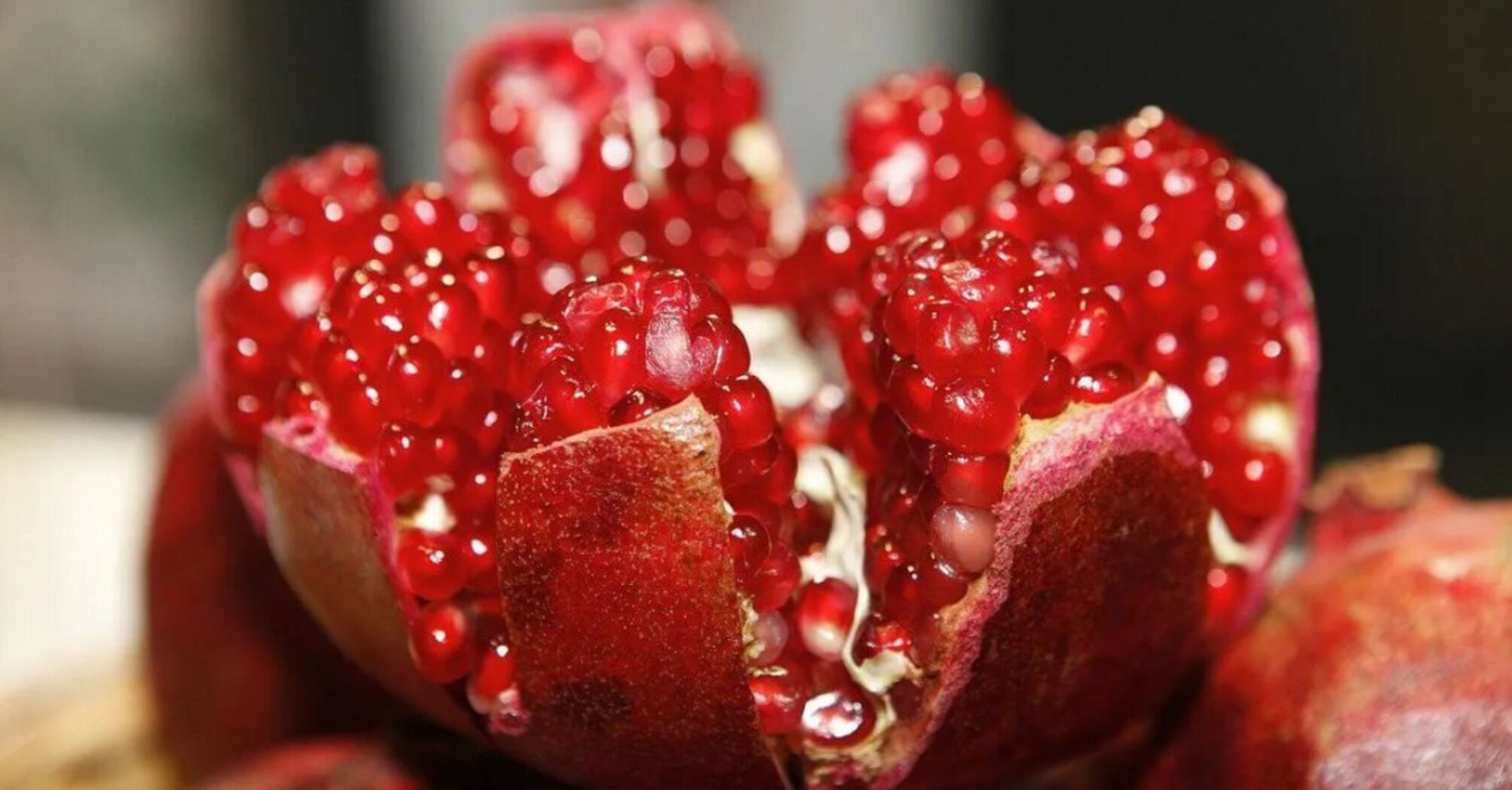 How to quickly peel a pomegranate without getting dirty: life hack from Tik-Tok