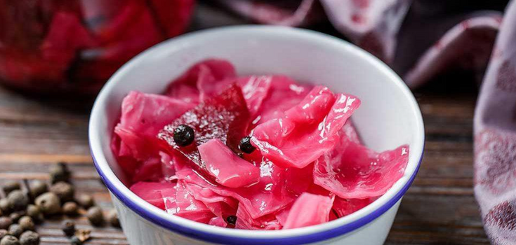 Cabbage "Pelustka" with beets: how to cook a delicious and crispy appetizer