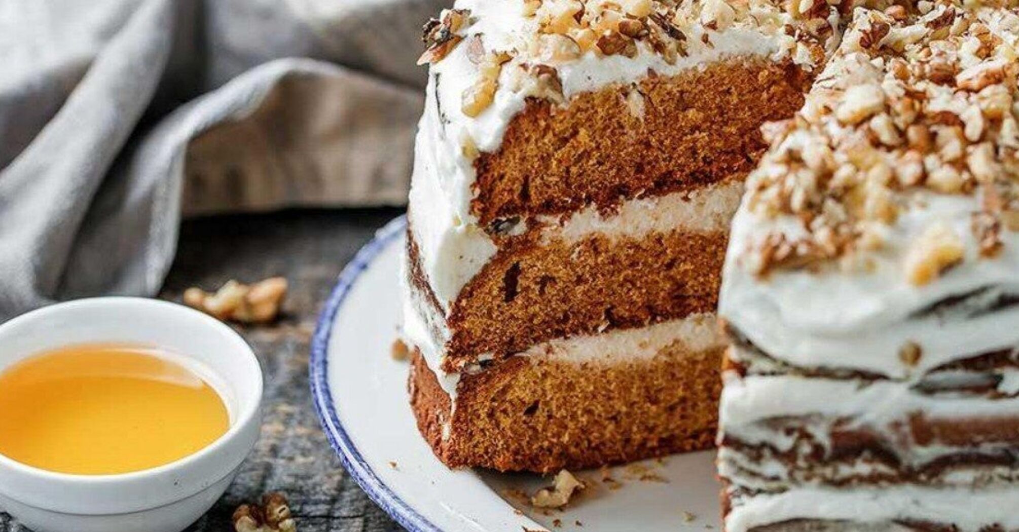 Honey cake with sour cream: how to make fluffy cakes without kneading the dough