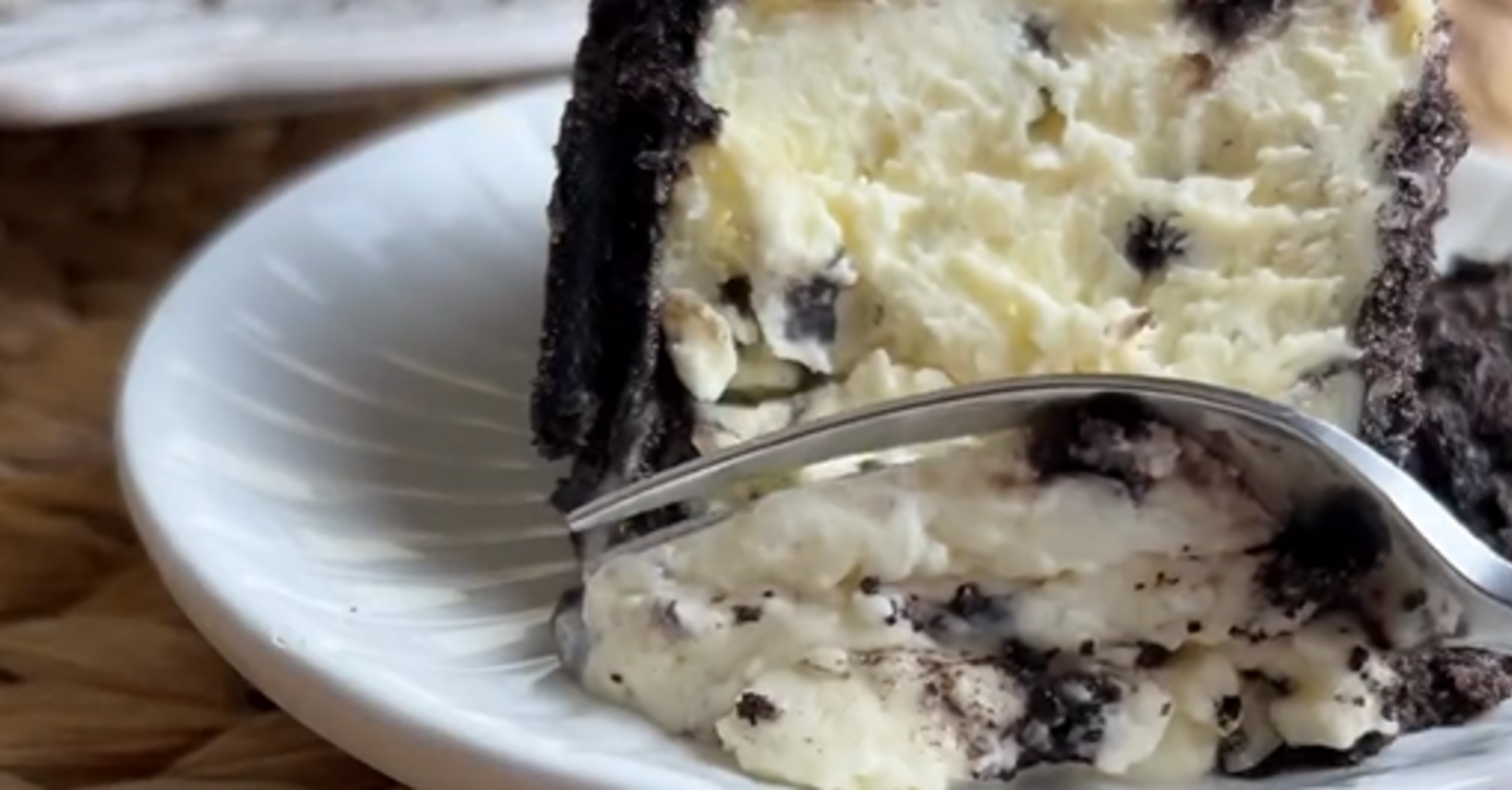 Unusual cheesecake with Oreo cookies: you need only four ingredients