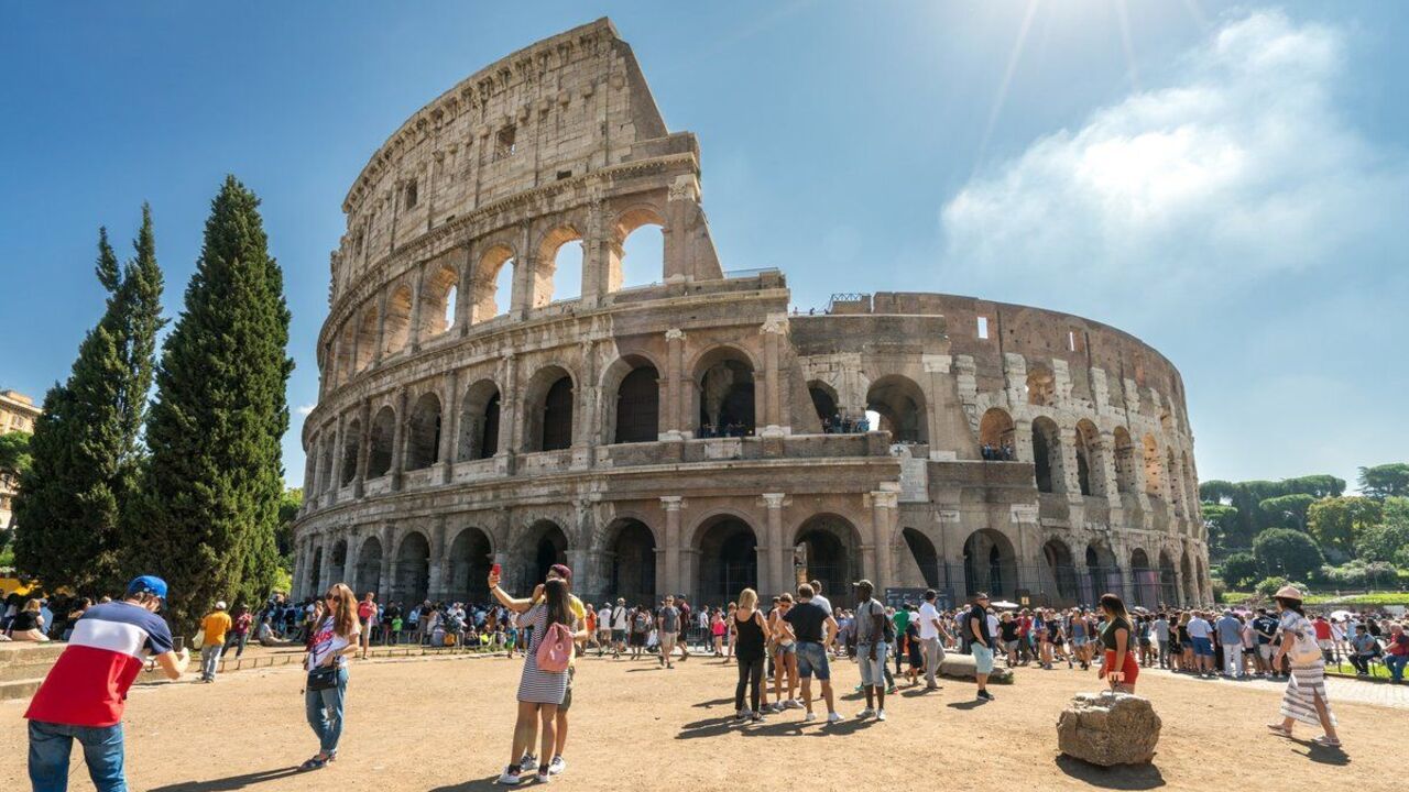 Do not respond under any circumstances! Tourists warned about aggressive scams in popular EU cities