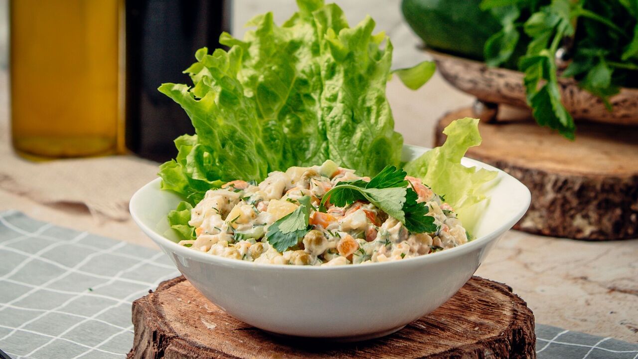 Hearty salad with mushrooms in 10 minutes: how to cook to please everyone
