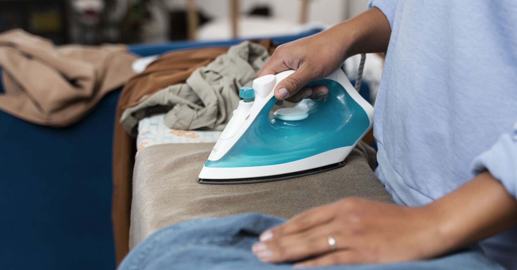 How to clean the iron from scale and carbon deposits: useful tips