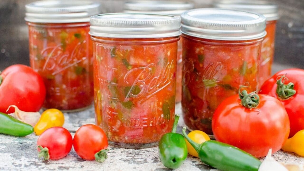 Moderately spicy and flavorful: how to prepare Armenian-style tomatoes for winter