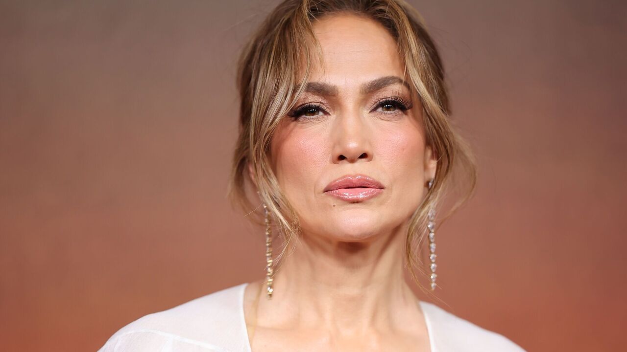 Jennifer Lopez and Jessica Alba endorse the dubious "ugly jeans" trend. Photos