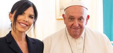 The bride of the richest man in the world met with Pope Francis in a modest way. Photo