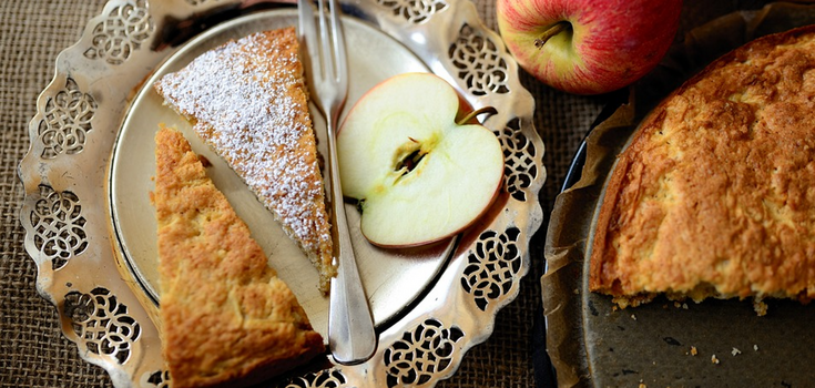 Elementary apple charlotte: cooked in a frying pan