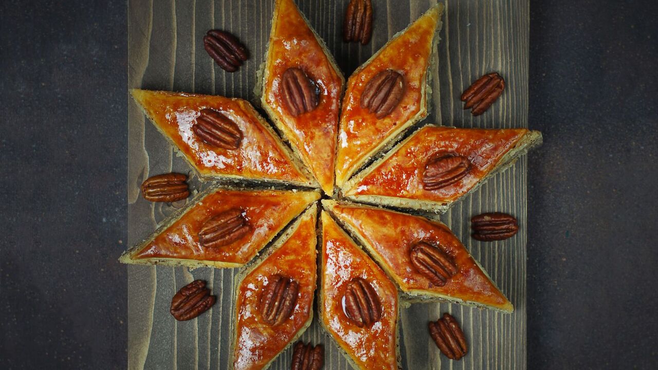 Honey baklava from phyllo dough: when you need to prepare a dessert very quickly