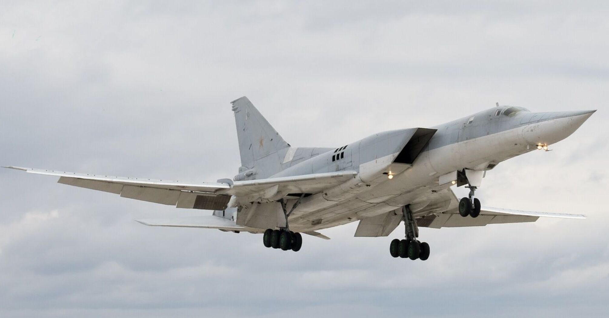 A Tu-22M3 bomber firing missiles at Ukraine crashed in the Irkutsk region: the pilot died in hospital. Video