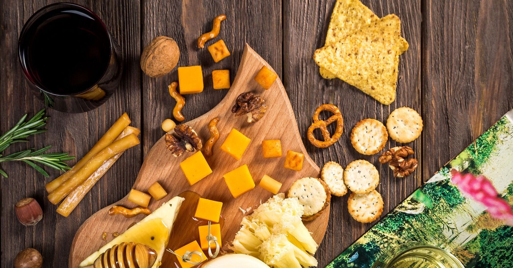 How to decorate a cheese board beautifully and tasty
