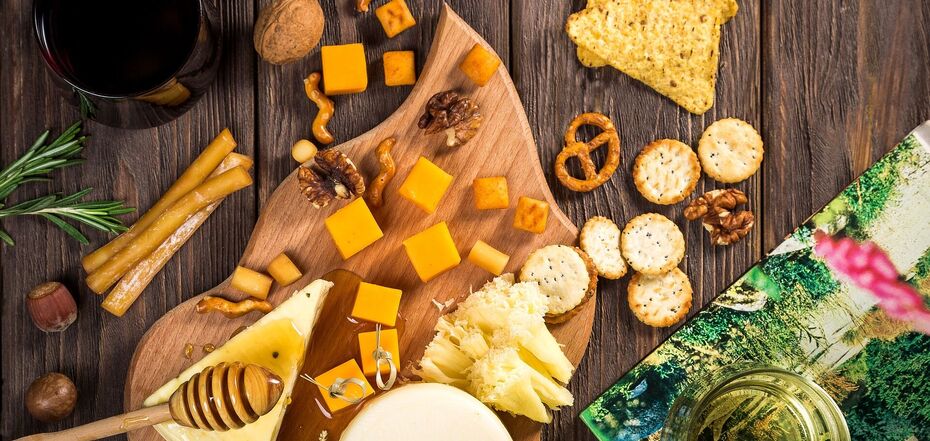 How to decorate a cheese board beautifully and tasty